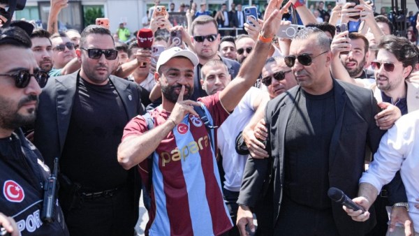 هدية غريبة .. رئيس بلدية طرابزون يُفاجئ محمد صلاح