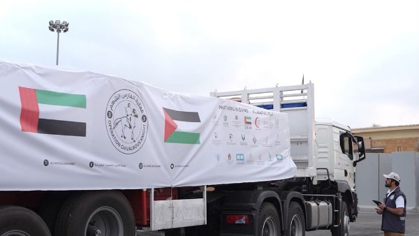 أطنان من الغذاء والدواء.. الهلال الأحمر يدفع بالقافلة الـ 255 من زاد العزة إلى غزة
