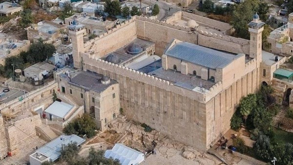 الاحتلال الإسرائيلي يغلق الحرم الإبراهيمي ويمنع الصلاة فيه بحجة الأعياد اليهودية