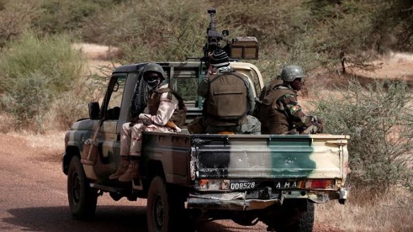 الجيش المالي يعلن تحرير 82 جنديًا محتجزين لدى جماعات مسلحة منذ أبريل الماضي
