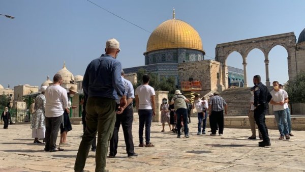 مستوطنون إسرائيليون يقتحمون باحات المسجد الأقصى المبارك بحماية من شرطة الاحتلال