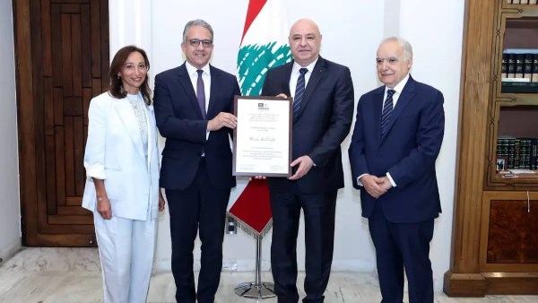 العنانـي يسلّم الرئيس عون شهادة إدراج قلاع جبل عامل على قائمة التراث العالمي المعرّض للخطر