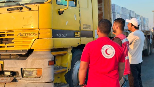قافلة “زاد العزة” الـ261 تدخل إلى الفلسطينيين في قطاع غزة