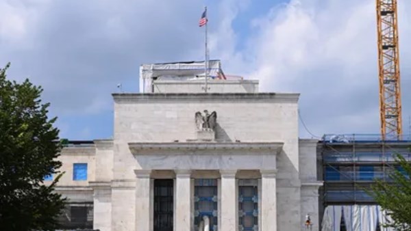 المستثمرون يقلصون توقعاتهم بشأن رفع أسعار الفائدة في أمريكا وبريطانيا