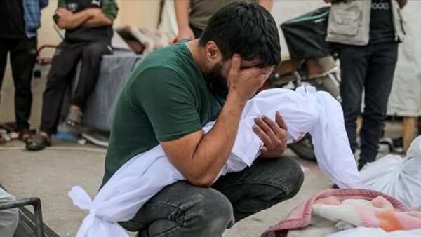 من عائلة واحدة.. 4 شهداء فلسطينيين وإصابة آخر في غارات وإطلاق نار إسرائيلي بغزة