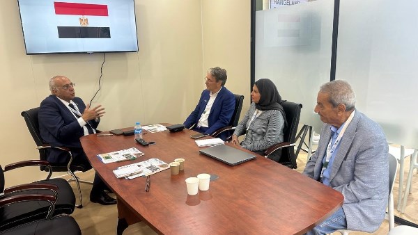 رئيس “بحوث الصحراء” يبحث تعزيز التعاون الدولي لمواجهة التصحر خلال فعاليات (COP17)
