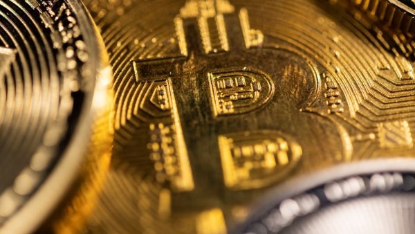 “بتكوين” تتراجع دون 80 ألف دولار و”سولانا” تقود العملات الكبرى للارتفاع
