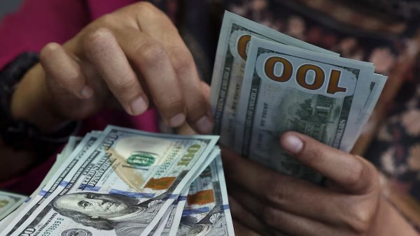 الدولار يقترب من أعلى مستوى في أسبوعين مع تصاعد رهانات رفع الفائدة الأمريكية
