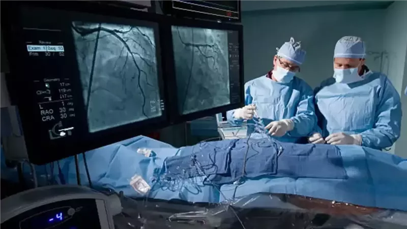 بعد جراحة الغضروف، شاب يتهم مستشفى شهيرا بالتجمع بالتسبب في إصابته بمضاعفات خطيرة