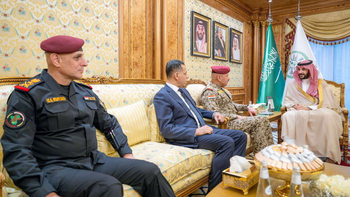 وزير الدفاع السعودي يبحث مع مسؤول عراقي العلاقات الدفاعية