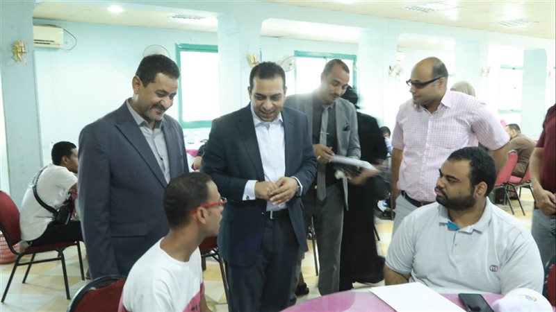 نائب محافظ قنا يتابع ملتقى توظيفي لتوفير فرص عمل للشباب