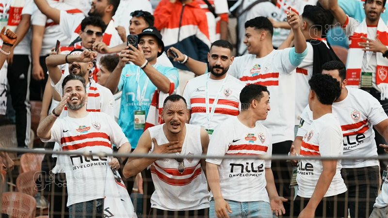 بعد قرار حجبه، محمد عواد يهدي جماهير الزمالك القميص رقم 1 (فيديو)