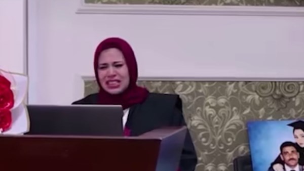 والدها متوفى.. باحثة ماجستير تبكي خلال مناقشة رسالتها: “ربنا عوضني بعمي”