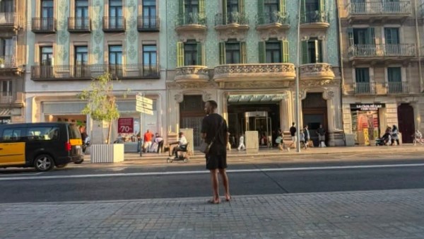 أجواء أوروبية.. أفشة يستمتع بجولة في شوارع إسبانيا على هامش معسكر الأهلي