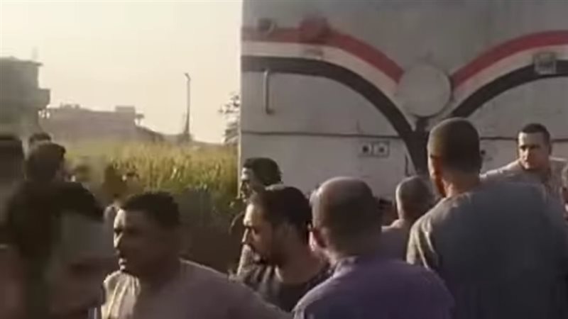قطار يصطدم بسيارة زفة، العروس بالفستان الأبيض على شريط السكة والعريس مغمى عليه (صور)