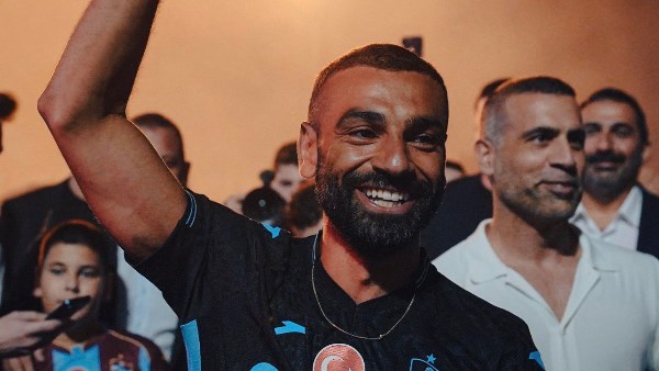 على أنغام بشرة خير.. 5 مشاهد استثنائية من استقبال جماهير طرابزون لـ محمد صلاح