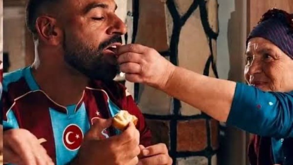 سيدة إعلان محمد صلاح في تركيا: عايزة أعزم كل المصريين في بيتي