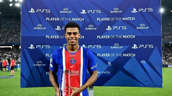 ديزيريه دوي نجم باريس سان جيرمان يحصد جائزة رجل مباراة كأس السوبر الأوروبي