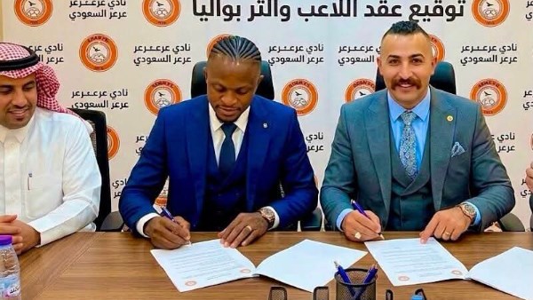 واقعة غريبة.. نادي عرعر ينهي تعاقد مهاجم الأهلي السابق بعد توقيع العقود