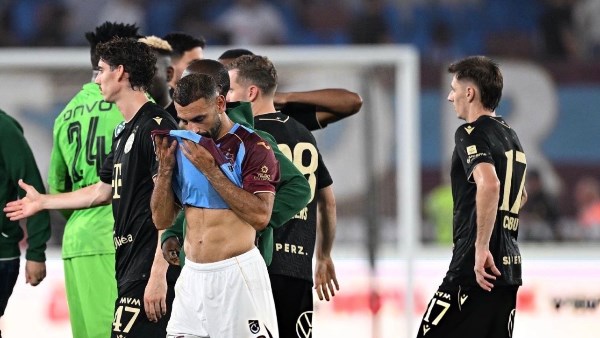 حزن وحسرة على وجه محمد صلاح بعد خسارة طرابزون سبور في الدوري الأوروبي