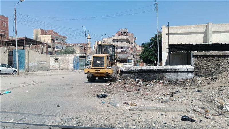 بعد شكاوى الأهالي، رفع الإشغالات والمخلفات من منطقة السوق بالإسماعيلية