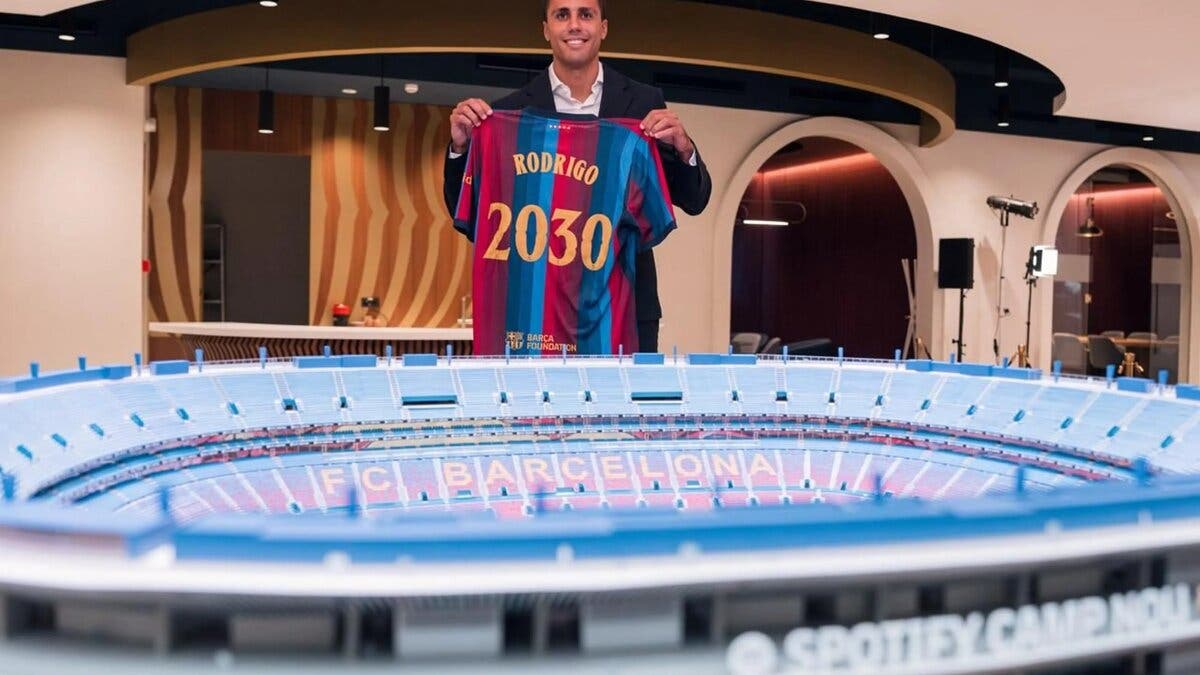 رودري ينضم إلى 11 لاعباً فضلوا برشلونة على ريال مدريد