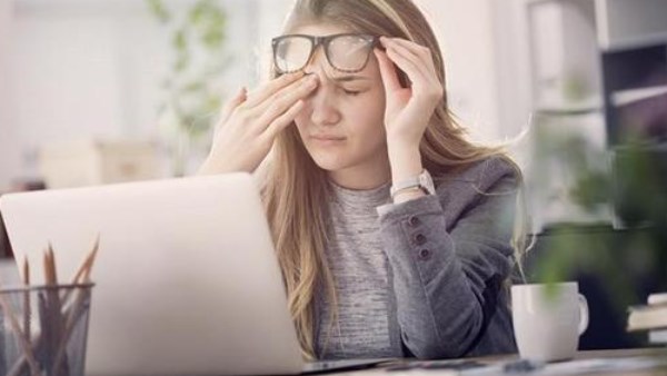 قاعدة 20-20-20.. استراحة قصيرة قد تحمي عينيك من أضرار استخدام الشاشات