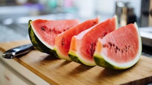 خبيرة تغذية تحذر من تناول البطيخ مع الخبز.. قد يسبب هذه الأعراض