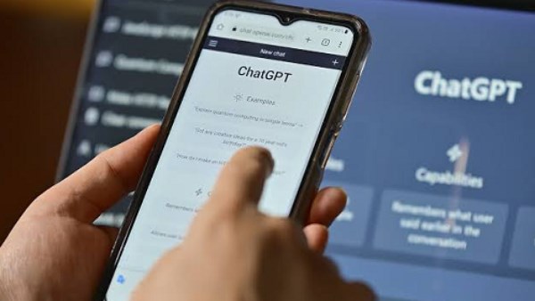 تظنه كـ ChatGPT.. لكن المفاجأة أن رجلًا يجلس خلف الشاشة| إيه الحكاية؟