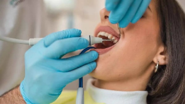 علامات قد تبدأ من الفم.. ما علاقة صحة الأسنان بسرطان الأمعاء؟