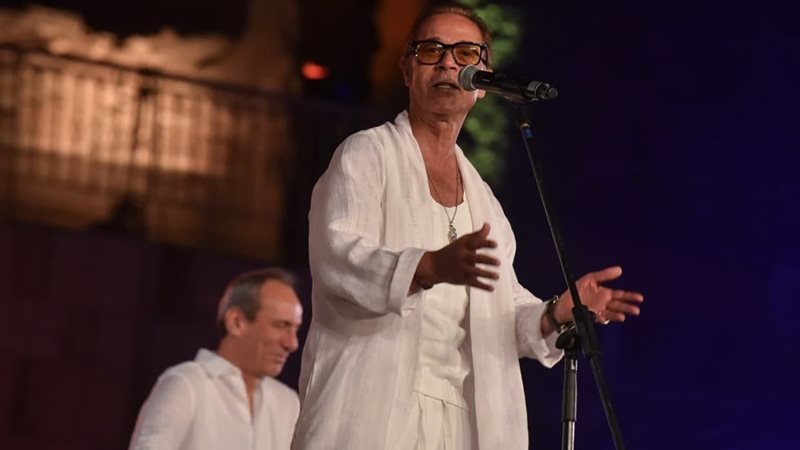 الجمهور كله غنى معاه، مدحت صالح يوثق حفله بالقلعة ويهدي “أي دمعة حزن لا” للراحل هاني شاكر (فيديو)