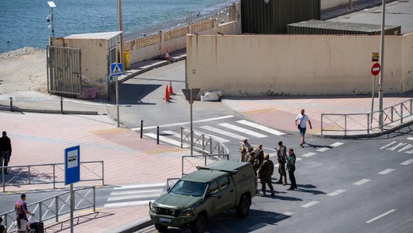 كمين بالحجارة يضرب سبتة | مهاجرون مغاربة يستهدفون مركبة عسكرية إسبانية .. والجنود يهربون