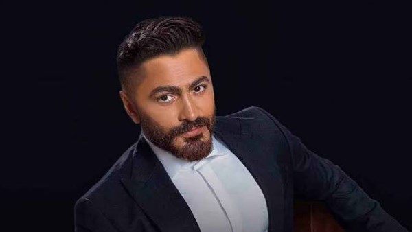 بعد وفاة والده .. أول رسالة مؤثرة من تامر حسني إلى جمهوره وزملائه