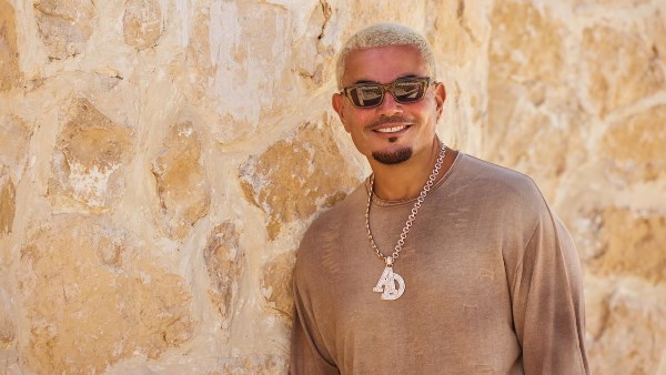 بعد 40 عاما.. عمرو دياب يهزم الزمن ويتصدر استماع مصر في Top 10