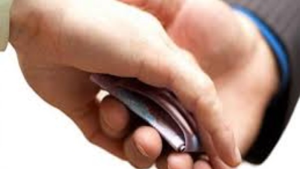 «قرض بـ150 ألف باسمي وأنا معرفش».. موظفة بسوهاج تكشف مفاجأة صادمة