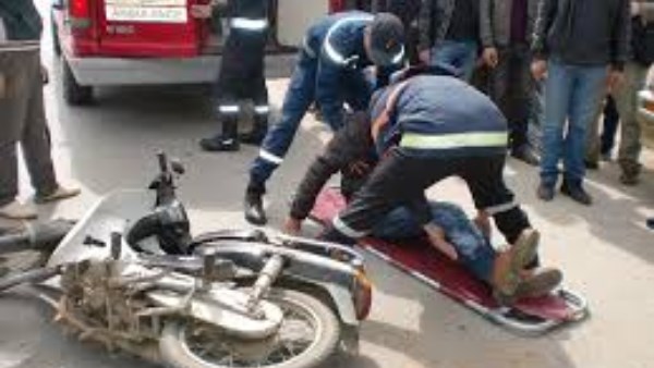 صدمته سيارة مسرعة في المنيب.. إصابة شخص أثناء عبوره الطريق بكسور وكدمات