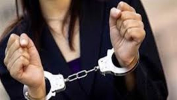 ألقته من أعلى سطح عقار.. إحالة صغيرة أنهت حياة رضيعها في الجيزة للجنايات