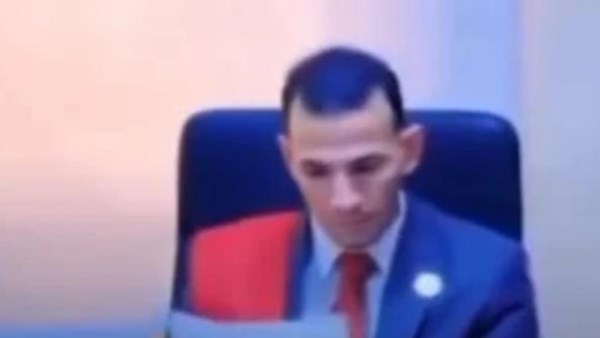 جلس على منصة الحكم وارتدى الوشاح .. نهاية القاضي المزيف ومحاكمته أمام الجنايات