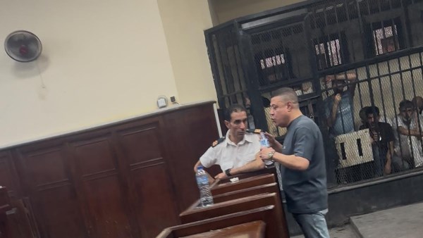 صاحب بيت فاطم المتهم بالاعتداء على 4 فتيات في «قفص» المحاكمة.. صور