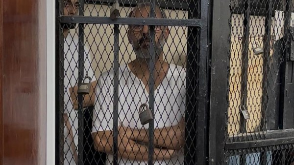 أول ظهور لصاحب بيت فاطم المتهم بالاعتداء على فتيات في أولى جلسات محاكمته| صور