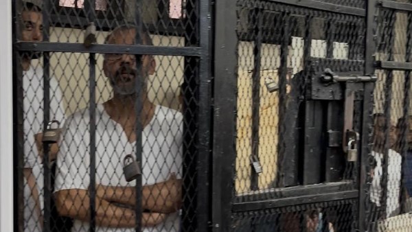 لحظة خروج «صاحب بيت فاطم» المتهم بالاعتداء على 4 فتيات عقب انتهاء جلسة محاكمته| فيديو