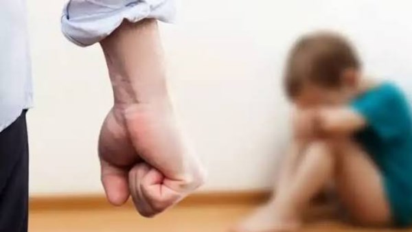 ننشر تفاصيل التحقيقات مع المتهمة بمساعدة عشيقها على ضرب ابنها حتى وفاته في حلوان