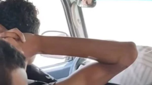 فحص فيديو سائق يقود سيارة ويترك يديه عن عجلة القيادة