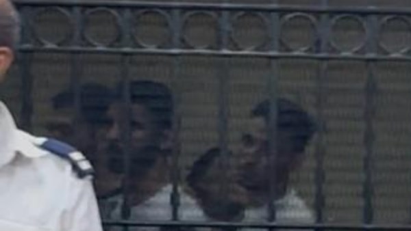 أول رد فعل.. المتهمان بالاعتداء على والدتهما يستأنفان على حكم حبسهما