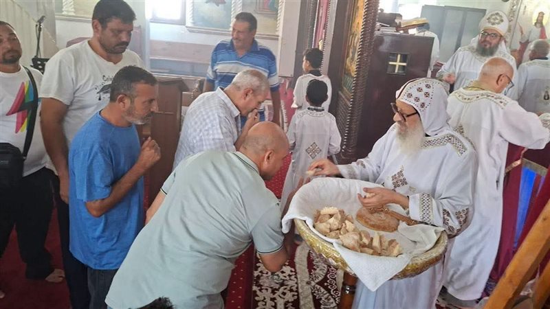 أسقف شمال سيناء يصلي قداس صوم السيدة العذراء بكنيسة مار مينا