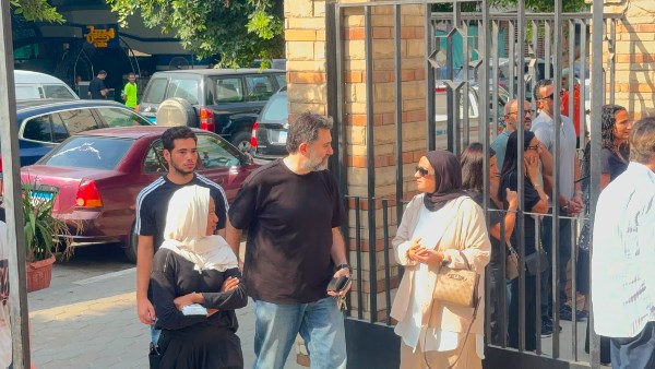وصول جثمان والدة المخرج عثمان أبو لبن إلى مسجد نصر الإسلام بمصر الجديدة| شاهد