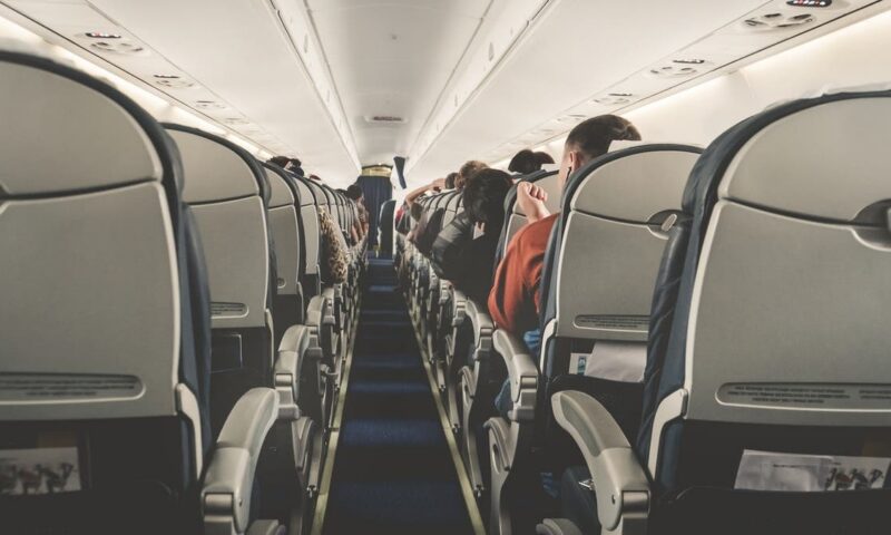 مضيف طيران ينتحل صفة طيار ويحصل على 200 رحلة مجانية