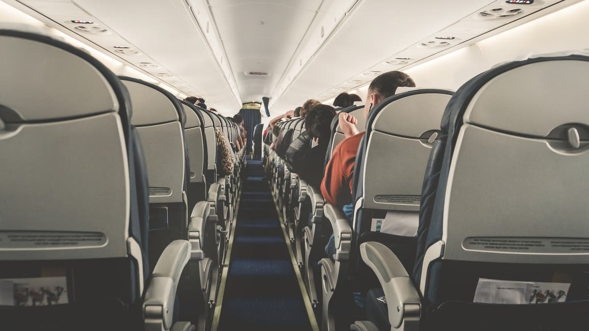 مضيف طيران ينتحل صفة طيار ويحصل على 200 رحلة مجانية