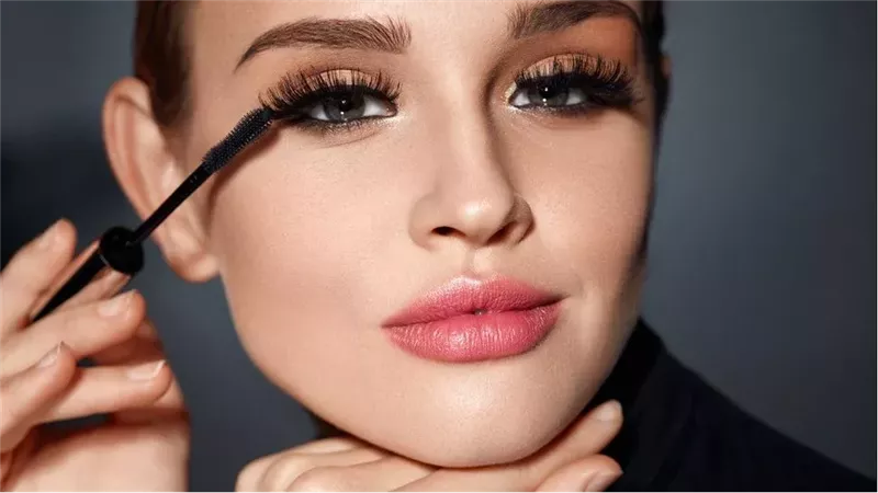 تفسير حلم وضع الكحل في المنام وعلاقته بالتخلص من الأعباء والمشكلات