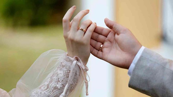 هل يجوز للمرأة أن تكون وليّ نفسها في عقد الزواج؟.. أمينة الفتوى تجيب